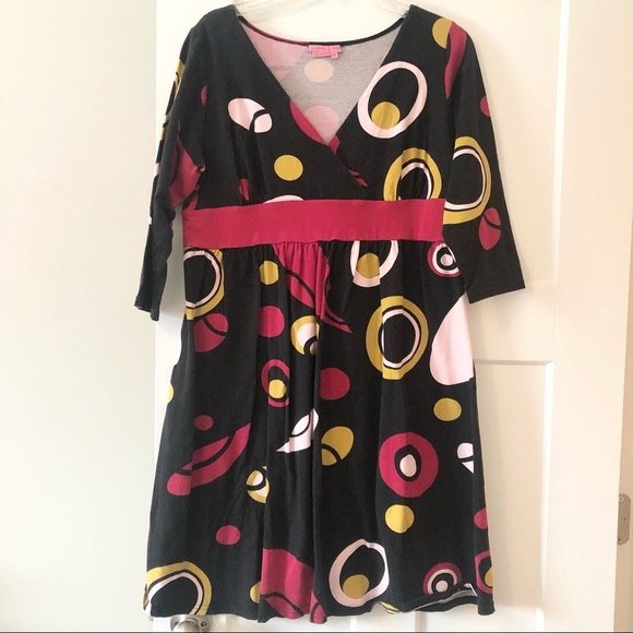 Joyous and Free Dresses & Skirts - Black, v-neck dress with circle design and 3/4 length sleeve